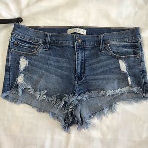 Low Rise Fringe Abercrombie & Fitch Jean Shorts🤍